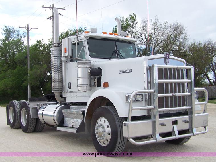 image for item 7419 2003 Kenworth W900B semi truck