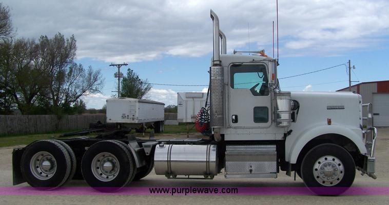 image for item 7419 2003 Kenworth W900B semi truck