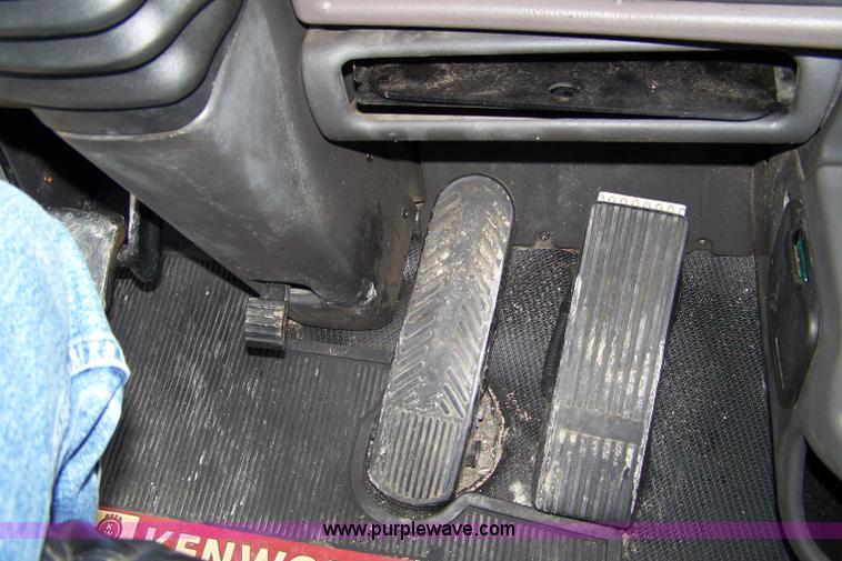 image for item 7419 2003 Kenworth W900B semi truck