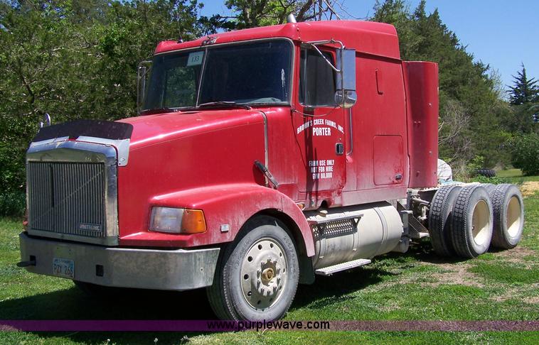 image for item 7430 1995 GMC White semi truck