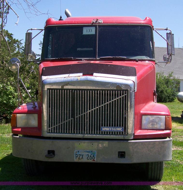 image for item 7430 1995 GMC White semi truck