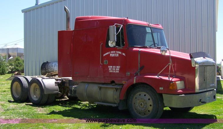 image for item 7430 1995 GMC White semi truck