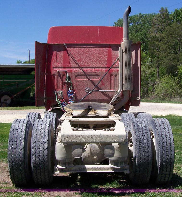 image for item 7430 1995 GMC White semi truck