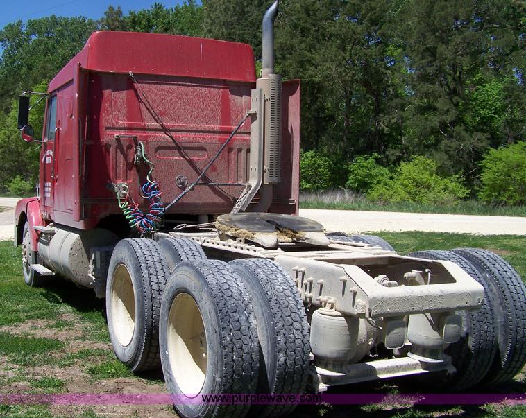 image for item 7430 1995 GMC White semi truck