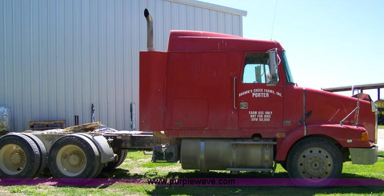 image for item 7430 1995 GMC White semi truck