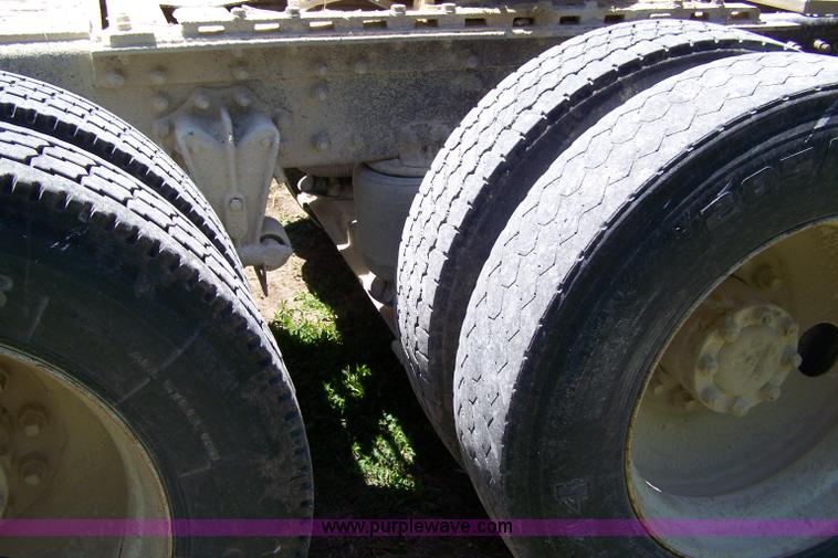 image for item 7430 1995 GMC White semi truck