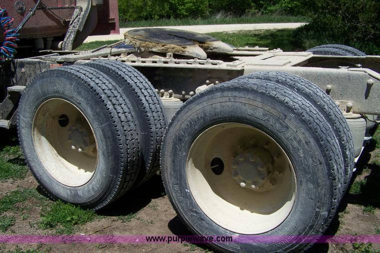 image for item 7430 1995 GMC White semi truck