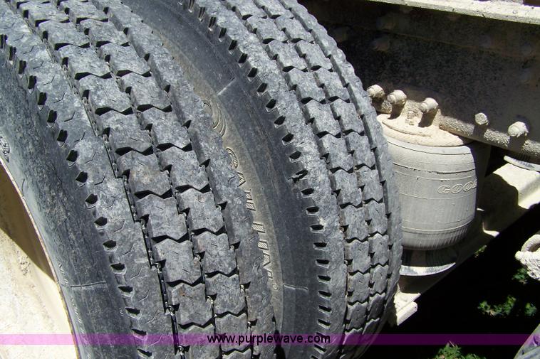 image for item 7430 1995 GMC White semi truck