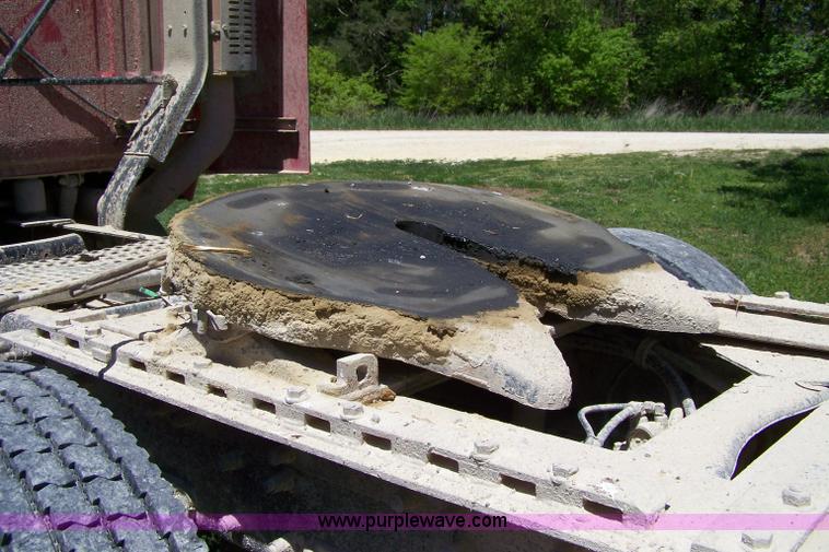 image for item 7430 1995 GMC White semi truck