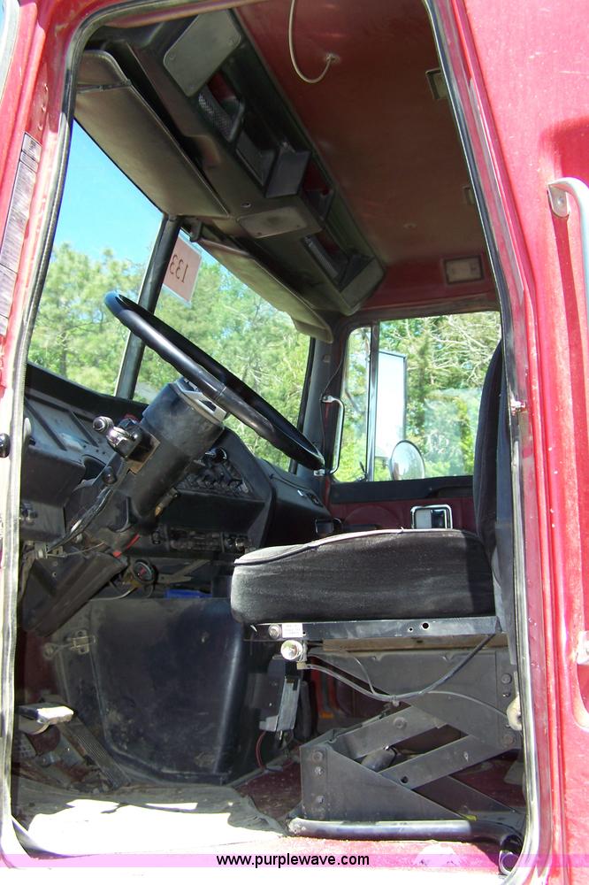 image for item 7430 1995 GMC White semi truck