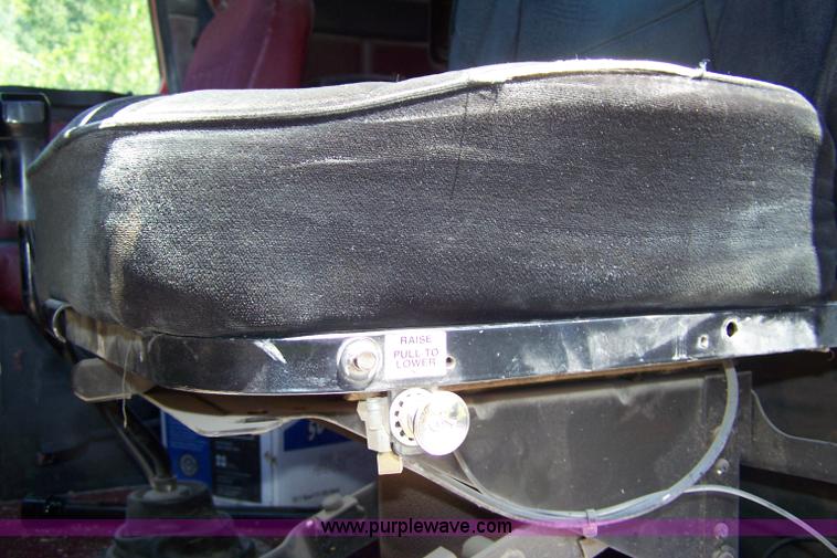 image for item 7430 1995 GMC White semi truck