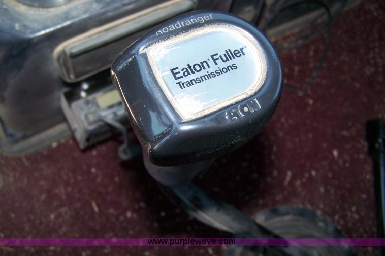 image for item 7430 1995 GMC White semi truck