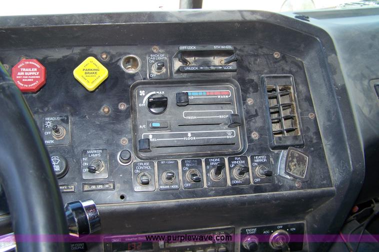 image for item 7430 1995 GMC White semi truck