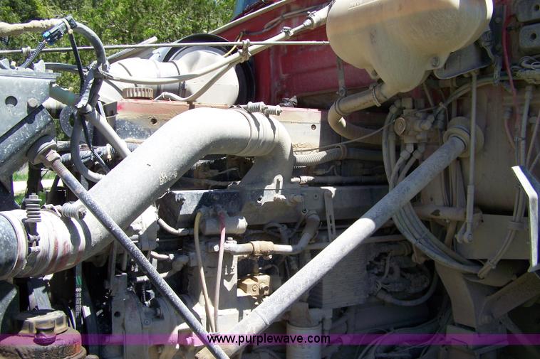 image for item 7430 1995 GMC White semi truck