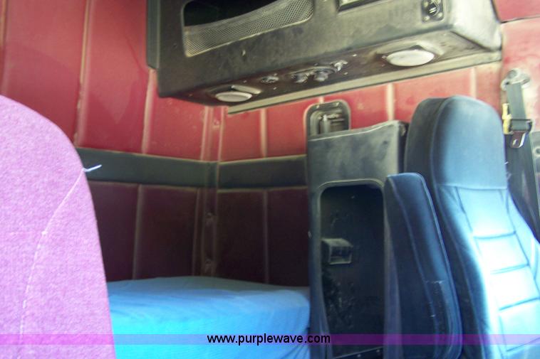 image for item 7430 1995 GMC White semi truck