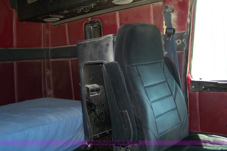 image for item 7430 1995 GMC White semi truck