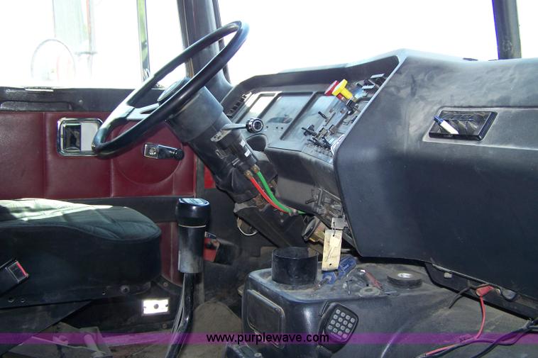 image for item 7430 1995 GMC White semi truck