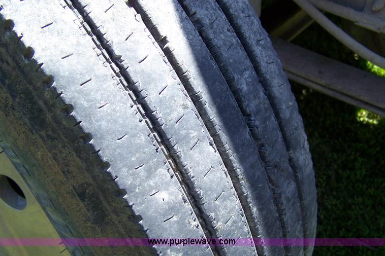 image for item 7430 1995 GMC White semi truck