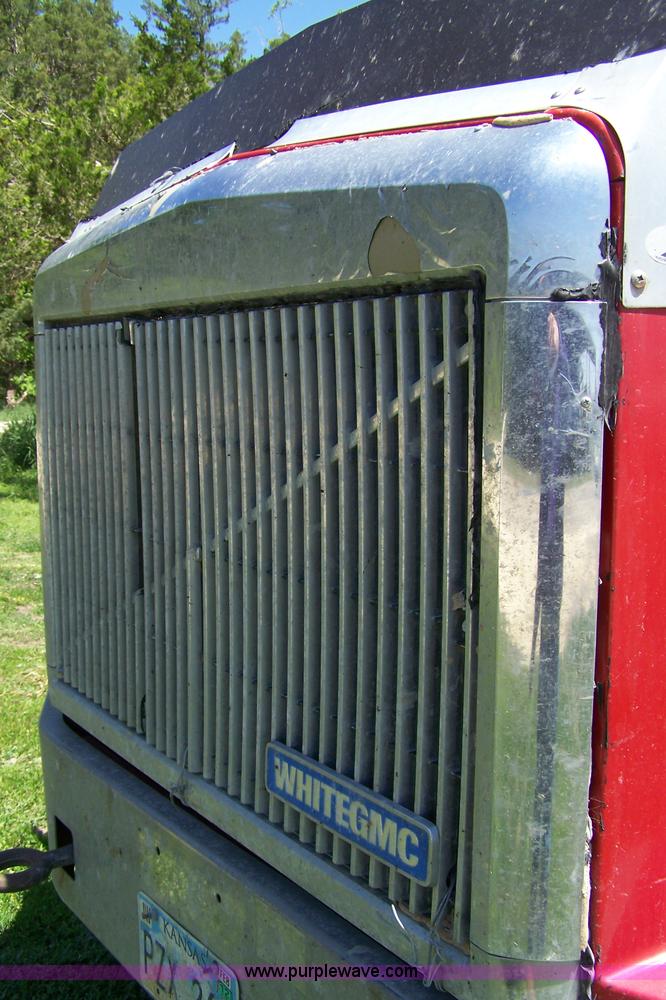 image for item 7430 1995 GMC White semi truck