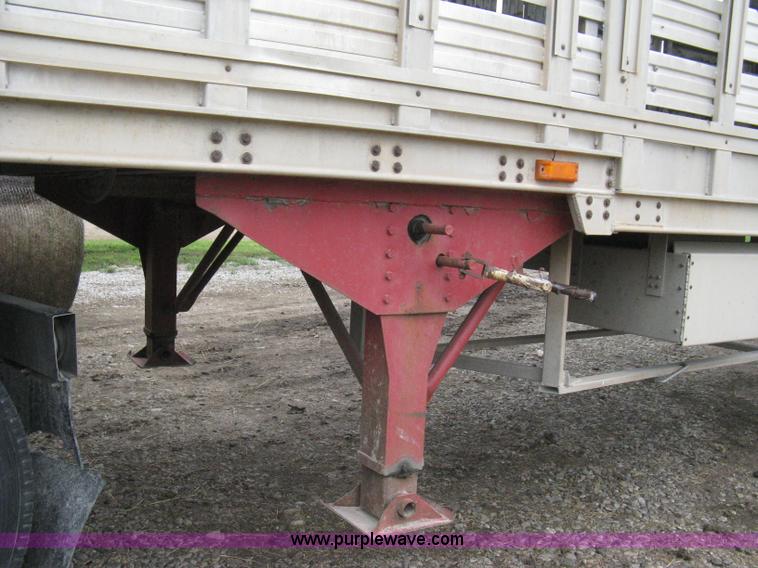 image for item 8106 1992 Barrett Legend 48' aluminum livestock trailer