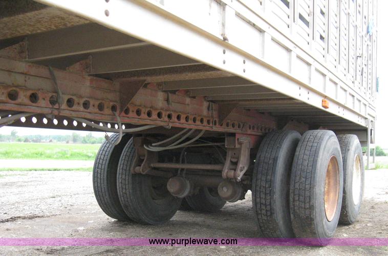 image for item 8106 1992 Barrett Legend 48' aluminum livestock trailer