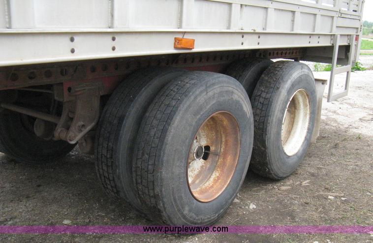 image for item 8106 1992 Barrett Legend 48' aluminum livestock trailer