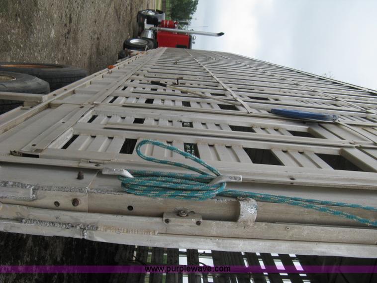 image for item 8106 1992 Barrett Legend 48' aluminum livestock trailer