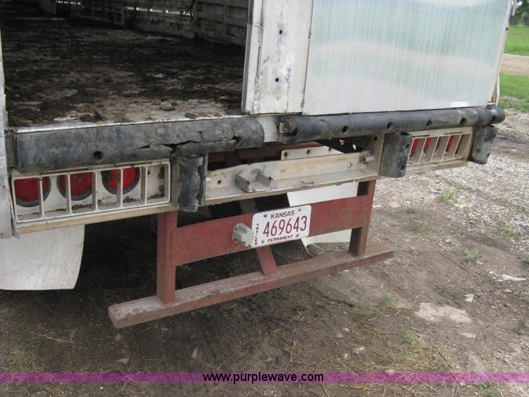 image for item 8106 1992 Barrett Legend 48' aluminum livestock trailer