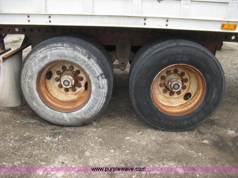 image for item 8106 1992 Barrett Legend 48' aluminum livestock trailer