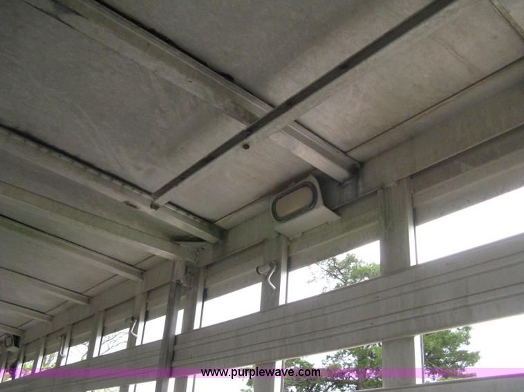 image for item 8106 1992 Barrett Legend 48' aluminum livestock trailer