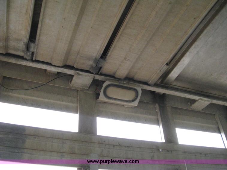 image for item 8106 1992 Barrett Legend 48' aluminum livestock trailer