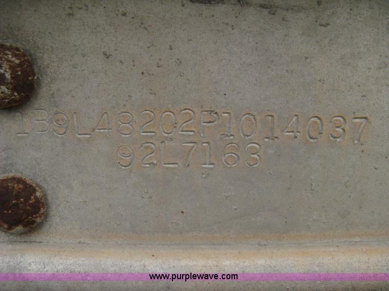 image for item 8106 1992 Barrett Legend 48' aluminum livestock trailer