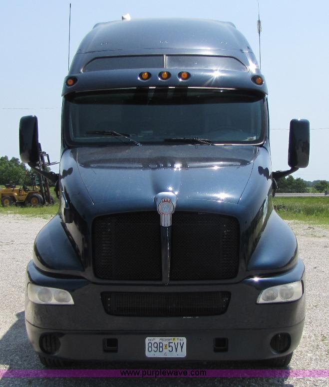 image for item 8265 1999 Kenworth T2000 semi truck