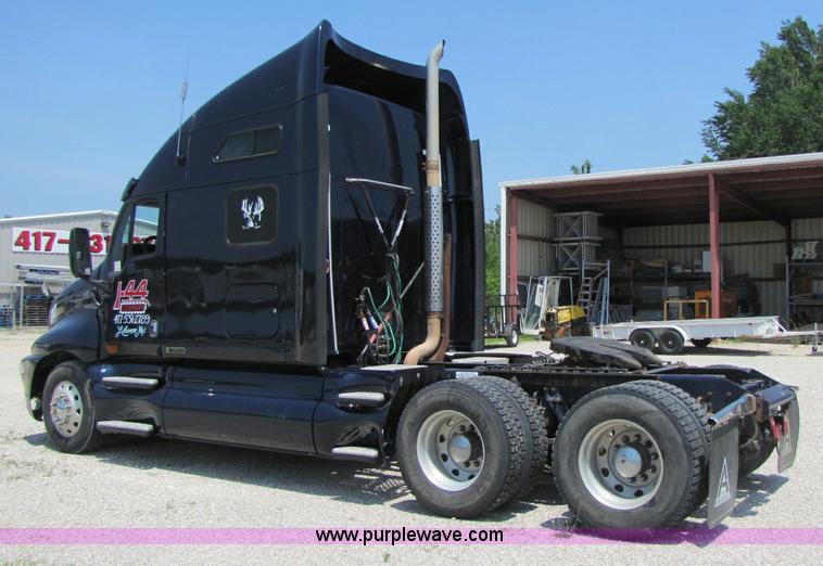 image for item 8265 1999 Kenworth T2000 semi truck