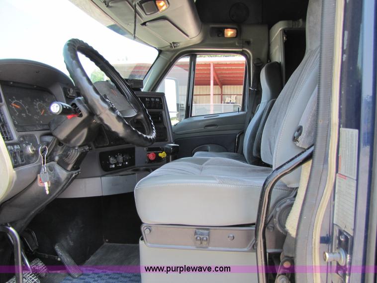 image for item 8265 1999 Kenworth T2000 semi truck