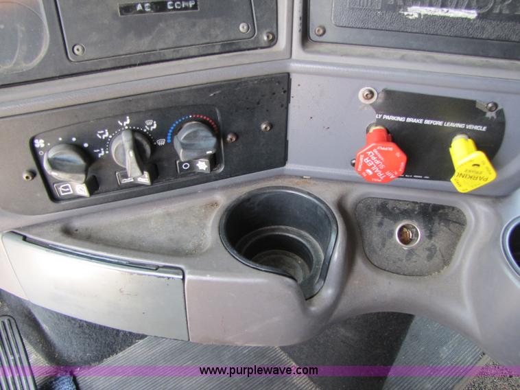 image for item 8265 1999 Kenworth T2000 semi truck