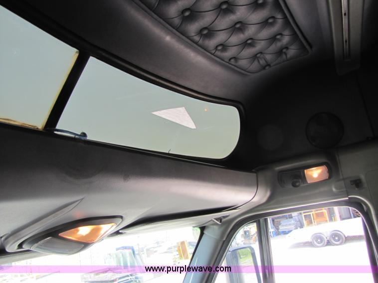 image for item 8265 1999 Kenworth T2000 semi truck