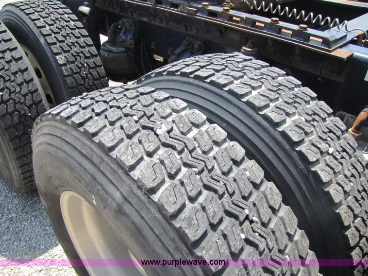 image for item 8265 1999 Kenworth T2000 semi truck