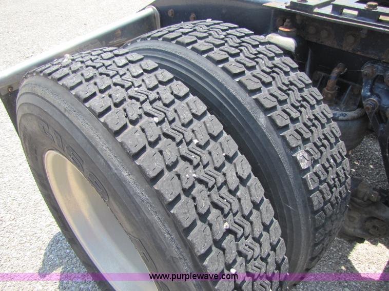 image for item 8265 1999 Kenworth T2000 semi truck