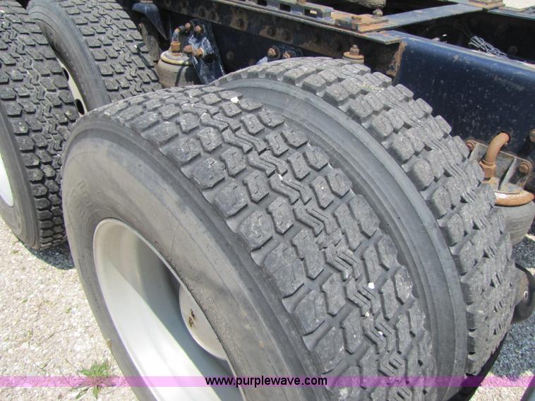 image for item 8265 1999 Kenworth T2000 semi truck