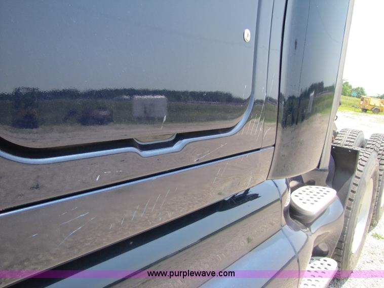 image for item 8265 1999 Kenworth T2000 semi truck