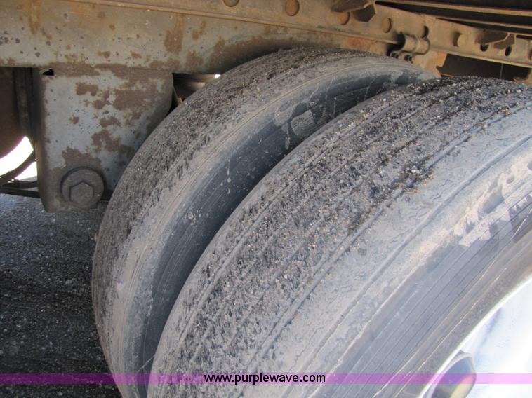 image for item 8489 2001 Great Dane 48' dry van semi trailer