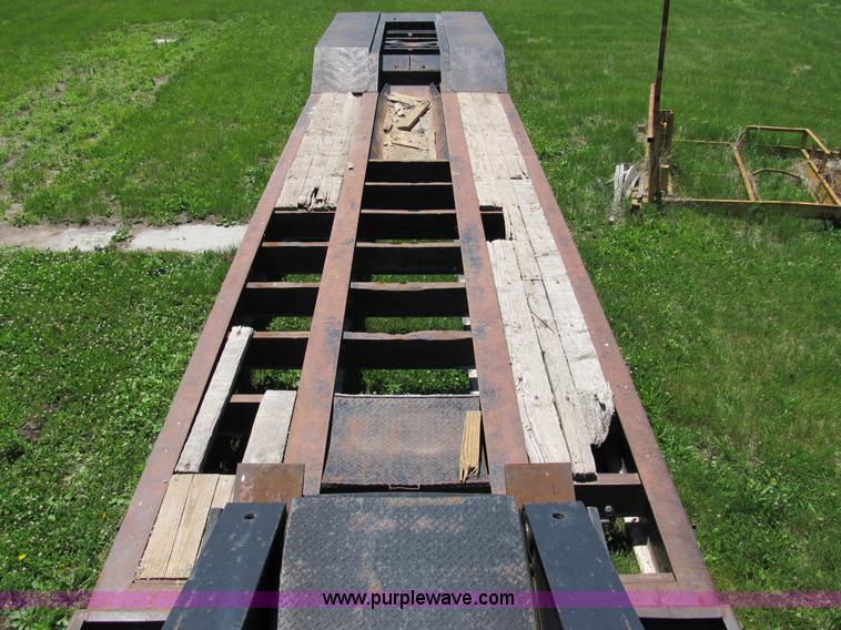 image for item 8996 2000 Eager Beaver lowboy trailer