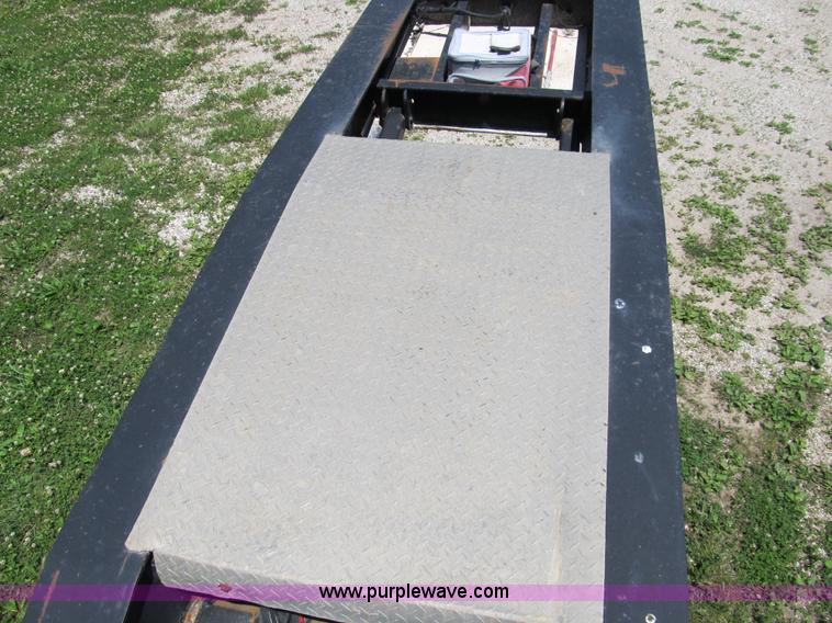 image for item 8996 2000 Eager Beaver lowboy trailer