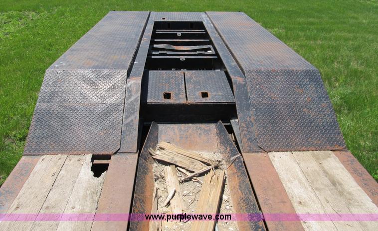 image for item 8996 2000 Eager Beaver lowboy trailer