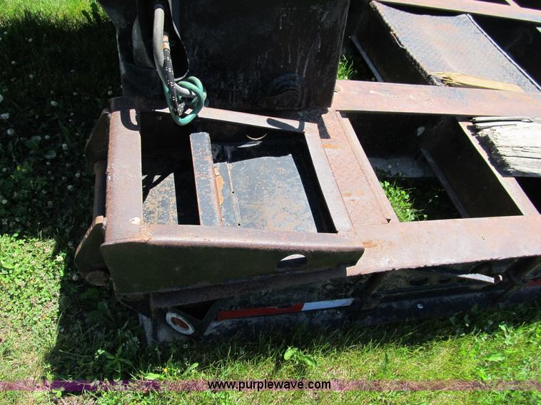 image for item 8996 2000 Eager Beaver lowboy trailer