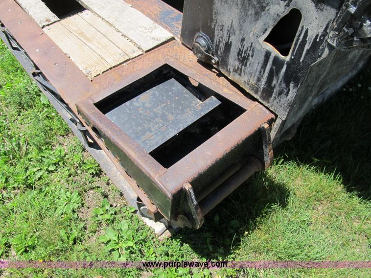 image for item 8996 2000 Eager Beaver lowboy trailer