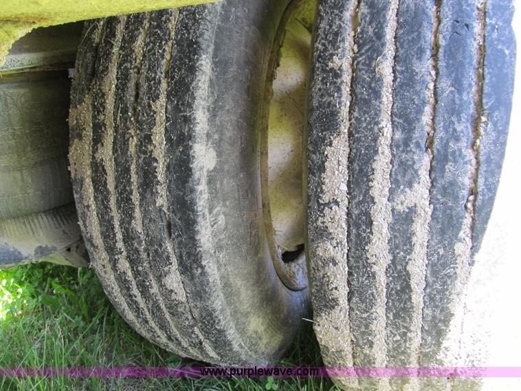 image for item 8996 2000 Eager Beaver lowboy trailer