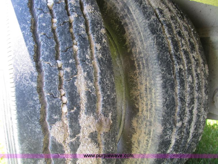 image for item 8996 2000 Eager Beaver lowboy trailer