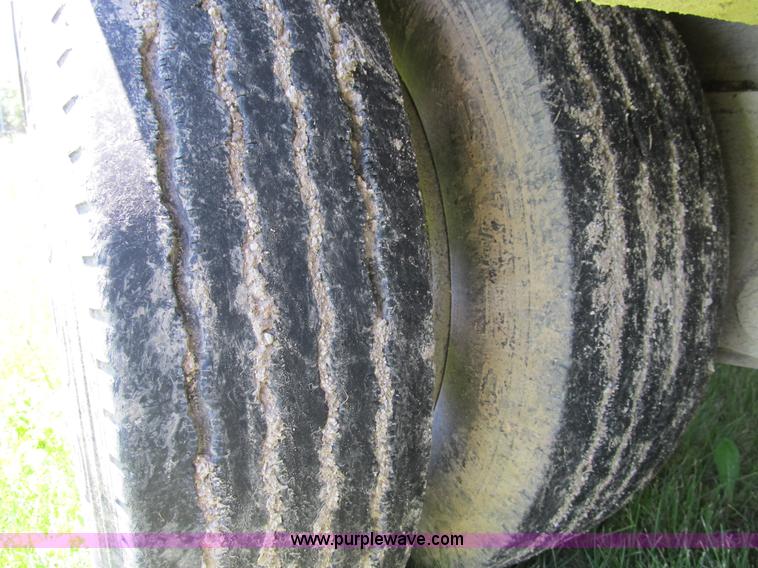 image for item 8996 2000 Eager Beaver lowboy trailer